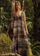 Cargar imagen en el visor de la galería, Vestido ligero con bolsillos
Prendas fresca para el verano, la playa.
Ropa cuidadosamente teñido a Mano en Colombia.
Producto Artesanal - Tecnica Shibori - Tie Dye
TODOS LOS PAREOS SON UNICOS ASI TENGAN CARACTERISTICAS SIMILARES