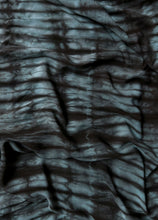 Cargar imagen en el visor de la galería, Pareo / Sarong con fleco
Prendas para el verano, la playa o decoración.
Cuidadosamente teñido a Mano en Colombia.
Producto Artesanal - Tecnica Shibori - Tie Dye
TODOS LOS PAREOS SON UNICOS ASI TENGAN CARACTERISTICAS SIMILARES
Dimensiones: 1.60 x 1.45
Verde oliva turquesa pareo