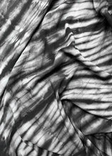 Cargar imagen en el visor de la galería, Pareo / Sarong con fleco
Prendas para el verano, la playa o decoración.
Cuidadosamente teñido a Mano en Colombia.
Producto Artesanal - Tecnica Shibori - Tie Dye
TODOS LOS PAREOS SON UNICOS ASI TENGAN CARACTERISTICAS SIMILARES
Dimensiones: 1.60 x 1.45
Verde Turquesa esmeralda pareo