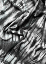 Cargar imagen en el visor de la galería, Pareo / Sarong con fleco
Prendas para el verano, la playa o decoración.
Cuidadosamente teñido a Mano en Colombia.
Producto Artesanal - Tecnica Shibori - Tie Dye
TODOS LOS PAREOS SON UNICOS ASI TENGAN CARACTERISTICAS SIMILARES
Dimensiones: 1.60 x 1.45
Verde Turquesa esmeralda pareo