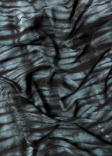 Cargar imagen en el visor de la galería, Pareo / Sarong con fleco
Prendas para el verano, la playa o decoración.
Cuidadosamente teñido a Mano en Colombia.
Producto Artesanal - Tecnica Shibori - Tie Dye
TODOS LOS PAREOS SON UNICOS ASI TENGAN CARACTERISTICAS SIMILARES
Dimensiones: 1.60 x 1.45
Verde oliva turquesa pareo