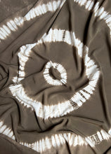 Cargar imagen en el visor de la galería, Pareo / Sarong con fleco
Prendas para el verano, la playa o decoración.
Cuidadosamente teñido a Mano en Colombia.
Producto Artesanal - Tecnica Shibori - Tie Dye
TODOS LOS PAREOS SON UNICOS ASI TENGAN CARACTERISTICAS SIMILARES
Dimensiones: 1.60 x 1.45