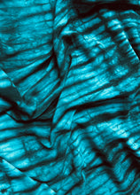 Cargar imagen en el visor de la galería, Pareo complemento para el verano teñido a mano Tiedye, verde turquesa esmeralda pareo de 1.60 x 1.40 cm