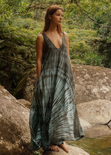 Cargar imagen en el visor de la galería, Vestido ligero con bolsillos
Prendas fresca para el verano, la playa.
Ropa cuidadosamente teñido a Mano en Colombia.
Producto Artesanal - Tecnica Shibori - Tie Dye
TODOS LOS PAREOS SON UNICOS ASI TENGAN CARACTERISTICAS SIMILARES