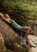 Cargar imagen en el visor de la galería, Vestido ligero con bolsillos
Prendas fresca para el verano, la playa.
Ropa cuidadosamente teñido a Mano en Colombia.
Producto Artesanal - Tecnica Shibori - Tie Dye
TODOS LOS PAREOS SON UNICOS ASI TENGAN CARACTERISTICAS SIMILARES