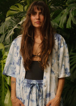 Cargar imagen en el visor de la galería, PRE-ORDER Camisa Botones Blue Sky Tie Dye
