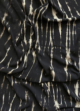 Cargar imagen en el visor de la galería, Pareo / Sarong sin fleco decorativo
Prendas para el verano, la playa o decoración.
Cuidadosamente teñido a Mano en Colombia.
Producto Artesanal - Tecnica Shibori - Tie Dye
TODOS LOS PAREOS SON UNICOS ASI TENGAN CARACTERISTICAS SIMILARES
Dimensiones: 1.60 x 1.45
Verde Turquesa esmeralda pareo