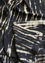 Cargar imagen en el visor de la galería, Pareo / Sarong sin fleco decorativo
Prendas para el verano, la playa o decoración.
Cuidadosamente teñido a Mano en Colombia.
Producto Artesanal - Tecnica Shibori - Tie Dye
TODOS LOS PAREOS SON UNICOS ASI TENGAN CARACTERISTICAS SIMILARES
Dimensiones: 1.60 x 1.45
Verde Turquesa esmeralda pareo