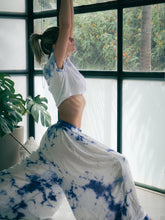 Cargar imagen en el visor de la galería, Este pantalón ancho es ideal para sentirte libre y fluida, su tela es suave, ligera y con mucho movimiento. Cuidadosamente teñido a Mano en Colombia. Producto Artesanal - Tecnica Shibori - Tie Dye TODOS LOS PANTALONES SON UNICOS ASI TENGAN CARACTERISTICAS SIMILARES!, Pueden tener más, o menos reservas blancas. Tiene bolsillos. Se adapta fácilmente a diferentes contexturas fisicas. S-M-L