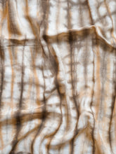 Cargar imagen en el visor de la galería, Pareo / Sarong con fleco
Cuidadosamente teñido a Mano en Colombia.
Producto Artesanal - Tecnica Shibori - Tie Dye
TODOS LOS PAREOS SON UNICOS ASI TENGAN CARACTERISTICAS SIMILARES
Dimensiones: 1.60 x 1.45