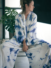 Cargar imagen en el visor de la galería, Este pantalón ancho es ideal para sentirte libre y fluida, su tela es suave, ligera y con mucho movimiento. Cuidadosamente teñido a Mano en Colombia. Producto Artesanal - Tecnica Shibori - Tie Dye TODOS LOS PANTALONES SON UNICOS ASI TENGAN CARACTERISTICAS SIMILARES!, Pueden tener más, o menos reservas blancas. Tiene bolsillos. Se adapta fácilmente a diferentes contexturas fisicas. S-M-L