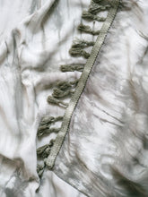 Cargar imagen en el visor de la galería, Pareo / Sarong con fleco
Cuidadosamente teñido a Mano en Colombia.
Producto Artesanal - Tecnica Shibori - Tie Dye
TODOS LOS PAREOS SON UNICOS ASI TENGAN CARACTERISTICAS SIMILARES
Dimensiones: 1.60 x 1.45