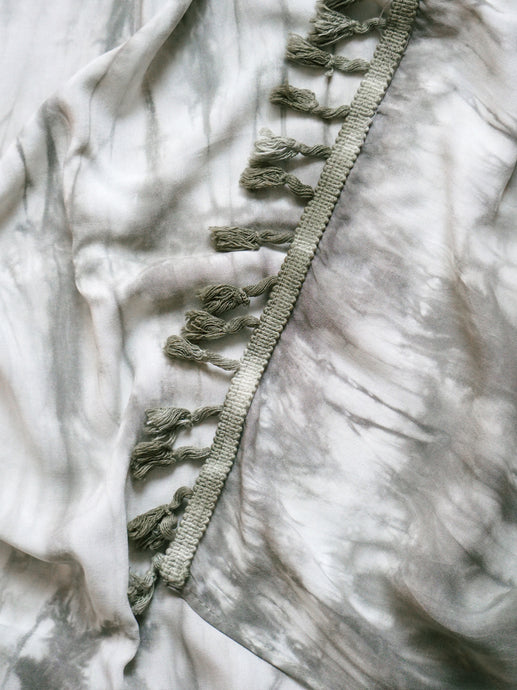 Pareo / Sarong con fleco 

Cuidadosamente teñido a Mano en Colombia. 

Producto Artesanal - Tecnica Shibori - Tie Dye

TODOS LOS PAREOS SON UNICOS ASI TENGAN CARACTERISTICAS SIMILARES

Dimensiones: 1.60 x 1.45

