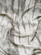 Cargar imagen en el visor de la galería, Pareo / Sarong con fleco
Cuidadosamente teñido a Mano en Colombia.
Producto Artesanal - Tecnica Shibori - Tie Dye
TODOS LOS PAREOS SON UNICOS ASI TENGAN CARACTERISTICAS SIMILARES
Dimensiones: 1.60 x 1.45