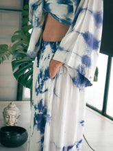 Cargar imagen en el visor de la galería, Este pantalón ancho es ideal para sentirte libre y fluida, su tela es suave, ligera y con mucho movimiento. Cuidadosamente teñido a Mano en Colombia. Producto Artesanal - Tecnica Shibori - Tie Dye TODOS LOS PANTALONES SON UNICOS ASI TENGAN CARACTERISTICAS SIMILARES!, Pueden tener más, o menos reservas blancas. Tiene bolsillos. Se adapta fácilmente a diferentes contexturas fisicas. S-M-L