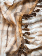 Cargar imagen en el visor de la galería, Pareo / Sarong con fleco
Cuidadosamente teñido a Mano en Colombia.
Producto Artesanal - Tecnica Shibori - Tie Dye
TODOS LOS PAREOS SON UNICOS ASI TENGAN CARACTERISTICAS SIMILARES
Dimensiones: 1.60 x 1.45