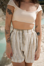 Cargar imagen en el visor de la galería, Short tie dye con cordón y bolsillos
Cuidadosamente teñido a mano en Colombia.
Producto Artesanal - Tecnica Shibori - Tie Dye
TODOS LOS SHORT SON UNICOS ASI TENGAN CARACTERISTICAS SIMILARES.
Talla Unica