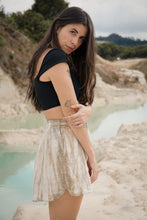 Cargar imagen en el visor de la galería, Short tie dye con cordón y bolsillos
Cuidadosamente teñido a mano en Colombia.
Producto Artesanal - Tecnica Shibori - Tie Dye
TODOS LOS SHORT SON UNICOS ASI TENGAN CARACTERISTICAS SIMILARES.
Talla Unica