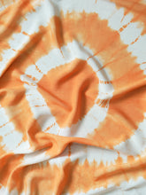 Cargar imagen en el visor de la galería, Pareo / Sarong con fleco Cuidadosamente teñido a Mano en Colombia. Producto Artesanal - Tecnica Shibori - Tie Dye TODOS LOS PAREOS SON UNICOS ASI TENGAN CARACTERISTICAS SIMILARES Dimensiones: 1.50 x 1.45
Vestido teñido a Mano en Colombia. Producto Artesanal - Tecnica Shibori - Tie Dye TODOS LOS VESTIDOS SON UNICOS ASI TENGAN CARACTERISTICAS SIMILARES