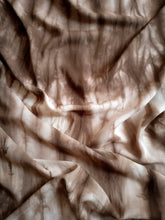 Cargar imagen en el visor de la galería, Pareo / Sarong con fleco Cuidadosamente teñido a Mano en Colombia. Producto Artesanal - Tecnica Shibori - Tie Dye TODOS LOS PAREOS SON UNICOS ASI TENGAN CARACTERISTICAS SIMILARES Dimensiones: 1.50 x 1.45