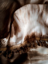 Cargar imagen en el visor de la galería, Pareo / Sarong con fleco Cuidadosamente teñido a Mano en Colombia. Producto Artesanal - Tecnica Shibori - Tie Dye TODOS LOS PAREOS SON UNICOS ASI TENGAN CARACTERISTICAS SIMILARES Dimensiones: 1.50 x 1.45