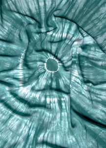 Pareo / Sarong sin fleco decorativo  

Prendas para el verano, la playa o decoración. 
Cuidadosamente teñido a Mano en Colombia. 

Producto Artesanal - Tecnica Shibori - Tie Dye

TODOS LOS PAREOS SON UNICOS ASI TENGAN CARACTERISTICAS SIMILARES

Dimensiones: 1.60 x 1.45
Verde Turquesa esmeralda pareo 
