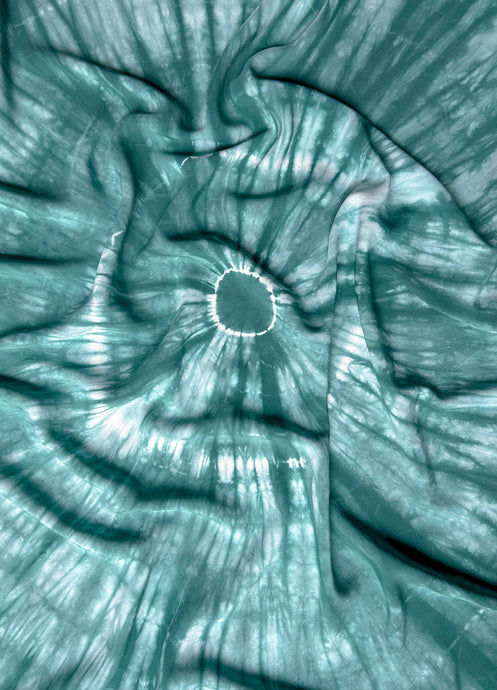 Pareo / Sarong sin fleco decorativo  

Prendas para el verano, la playa o decoración. 
Cuidadosamente teñido a Mano en Colombia. 

Producto Artesanal - Tecnica Shibori - Tie Dye

TODOS LOS PAREOS SON UNICOS ASI TENGAN CARACTERISTICAS SIMILARES

Dimensiones: 1.60 x 1.45
Verde Turquesa esmeralda pareo 
