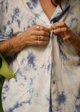 Cargar imagen en el visor de la galería, Camisa Botones Blue Sky Tie Dye
