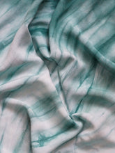 Cargar imagen en el visor de la galería, Pareo / Sarong con fleco 

Cuidadosamente teñido a Mano en Colombia. 

Producto Artesanal - Tecnica Shibori - Tie Dye

TODOS LOS PAREOS SON UNICOS ASI TENGAN CARACTERISTICAS SIMILARES

Dimensiones: 1.60 x 1.45


