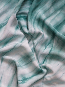 Pareo / Sarong con fleco 

Cuidadosamente teñido a Mano en Colombia. 

Producto Artesanal - Tecnica Shibori - Tie Dye

TODOS LOS PAREOS SON UNICOS ASI TENGAN CARACTERISTICAS SIMILARES

Dimensiones: 1.60 x 1.45

