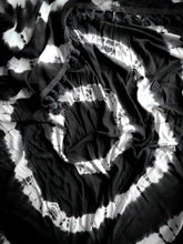 Cargar imagen en el visor de la galería, Pareo / Sarong con fleco Cuidadosamente teñido a Mano en Colombia. Producto Artesanal - Tecnica Shibori - Tie Dye TODOS LOS PAREOS SON UNICOS ASI TENGAN CARACTERISTICAS SIMILARES Dimensiones: 1.50 x 1.45
