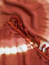 Cargar imagen en el visor de la galería, Pareo / Sarong con fleco 

Cuidadosamente teñido a Mano en Colombia. 

Producto Artesanal - Tecnica Shibori - Tie Dye

TODOS LOS PAREOS SON UNICOS ASI TENGAN CARACTERISTICAS SIMILARES

Dimensiones: 1.60 x 1.45


