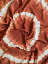 Cargar imagen en el visor de la galería, Pareo / Sarong con fleco 

Prendas para el verano, la playa o decoración. 
Cuidadosamente teñido a Mano en Colombia. 

Producto Artesanal - Tecnica Shibori - Tie Dye

TODOS LOS PAREOS SON UNICOS ASI TENGAN CARACTERISTICAS SIMILARES

Dimensiones: 1.60 x 1.45


