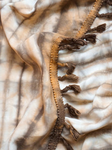 Pareo / Sarong con fleco 

Cuidadosamente teñido a Mano en Colombia. 

Producto Artesanal - Tecnica Shibori - Tie Dye

TODOS LOS PAREOS SON UNICOS ASI TENGAN CARACTERISTICAS SIMILARES

Dimensiones: 1.60 x 1.45


