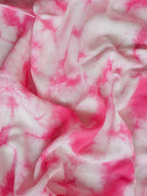 Cargar imagen en el visor de la galería, Pareo / Sarong con fleco 

Cuidadosamente teñido a Mano en Colombia. 

Producto Artesanal - Tecnica Shibori - Tie Dye

TODOS LOS PAREOS SON UNICOS ASI TENGAN CARACTERISTICAS SIMILARES

Dimensiones: 1.60 x 1.45


